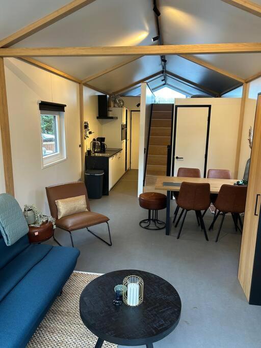 Schitterend 4 Persoons Tinyhouse Met Hottub Aan De Bossen In 4-16 Putten