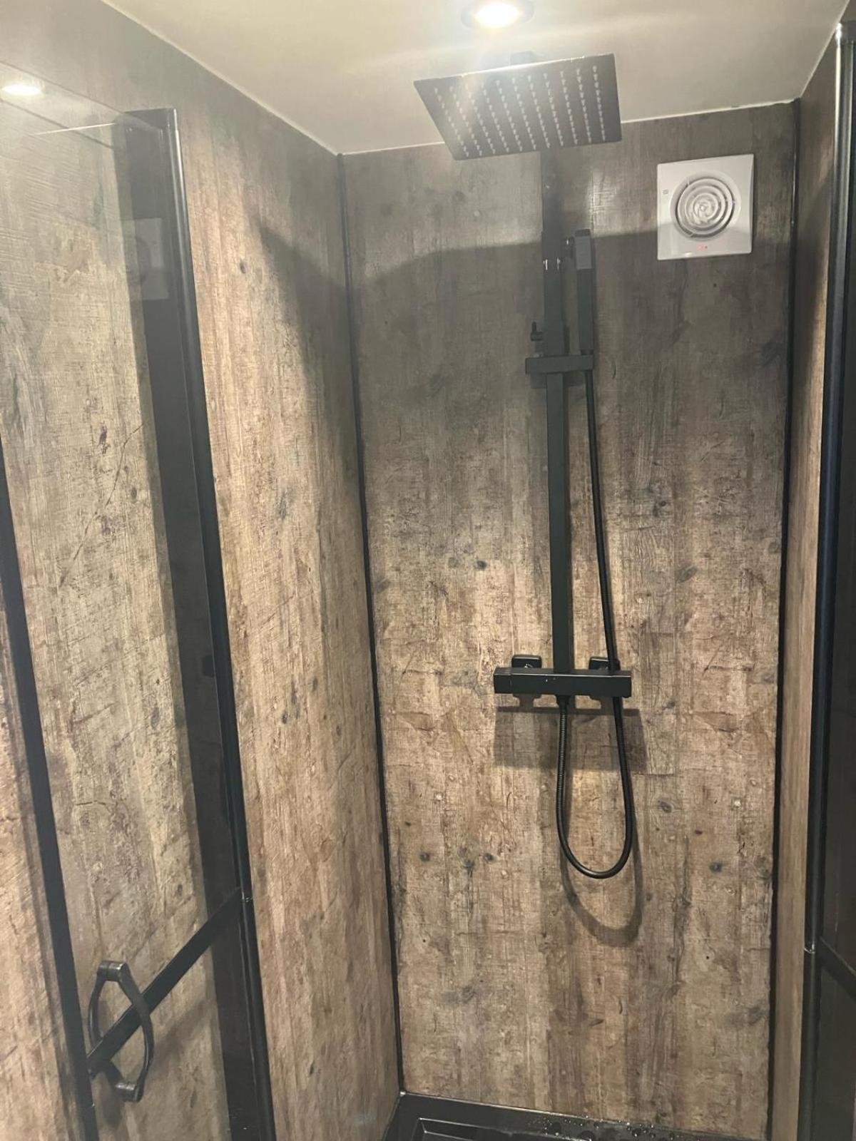 Chalet Schitterend 4 Persoons Tinyhouse Met Hottub Aan De Bossen In 4-16 Putten