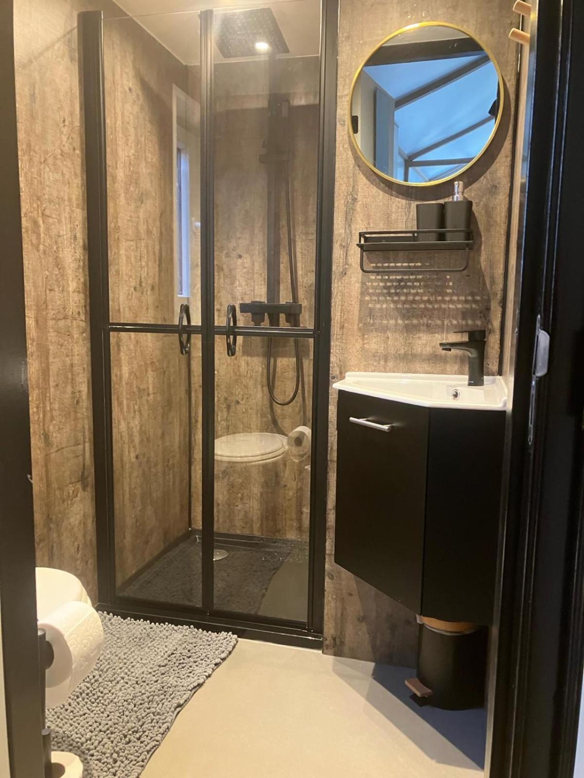 Schitterend 4 Persoons Tinyhouse Met Hottub Aan De Bossen In 4-16 Chalet Putten