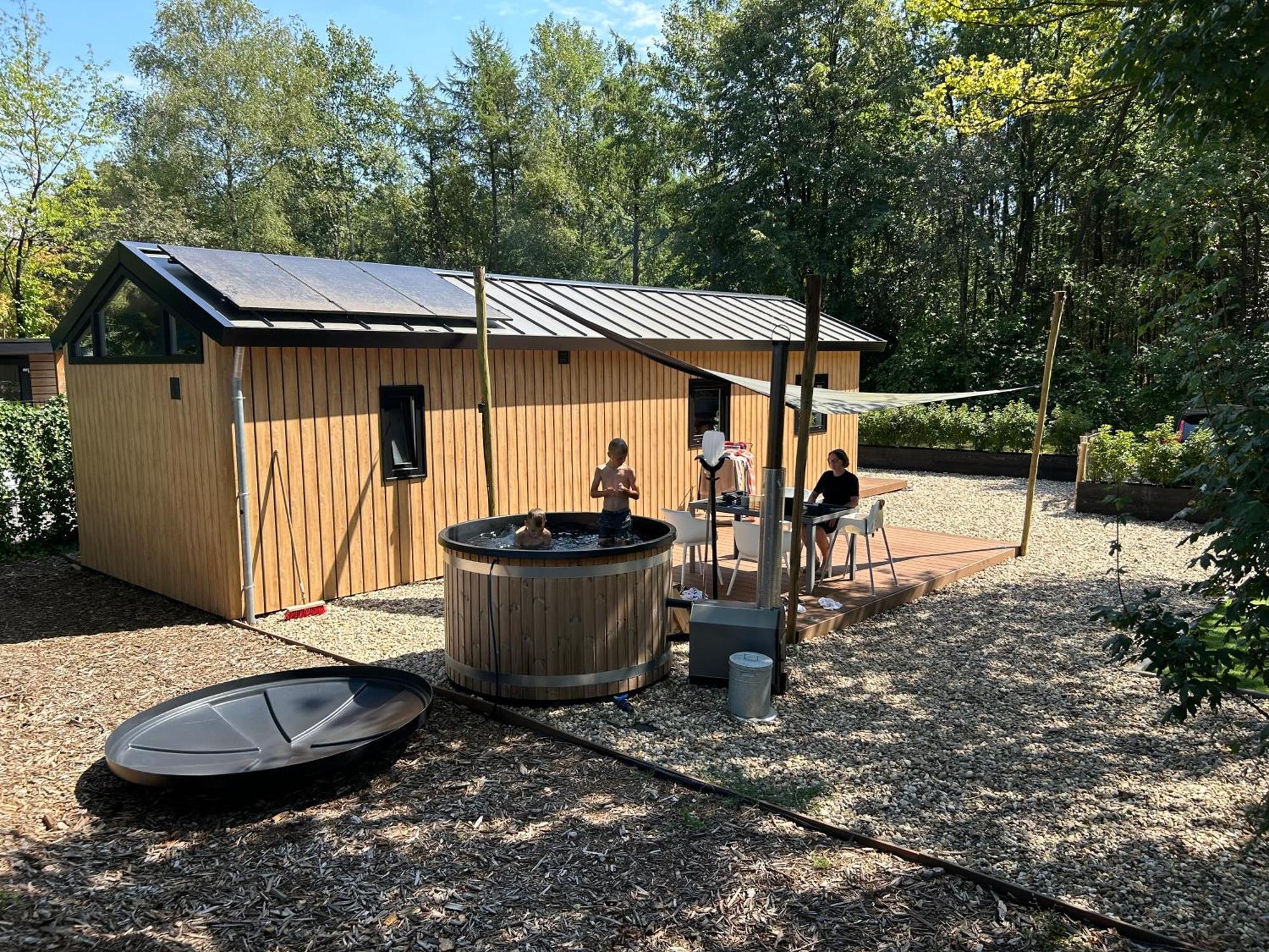 Schitterend 4 Persoons Tinyhouse Met Hottub Aan De Bossen In 4-16 Chalet Putten