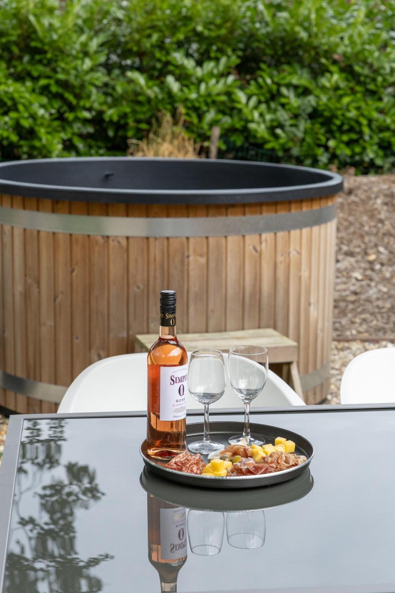 Schitterend 4 Persoons Tinyhouse Met Hottub Aan De Bossen In 4-16 Chalet Putten